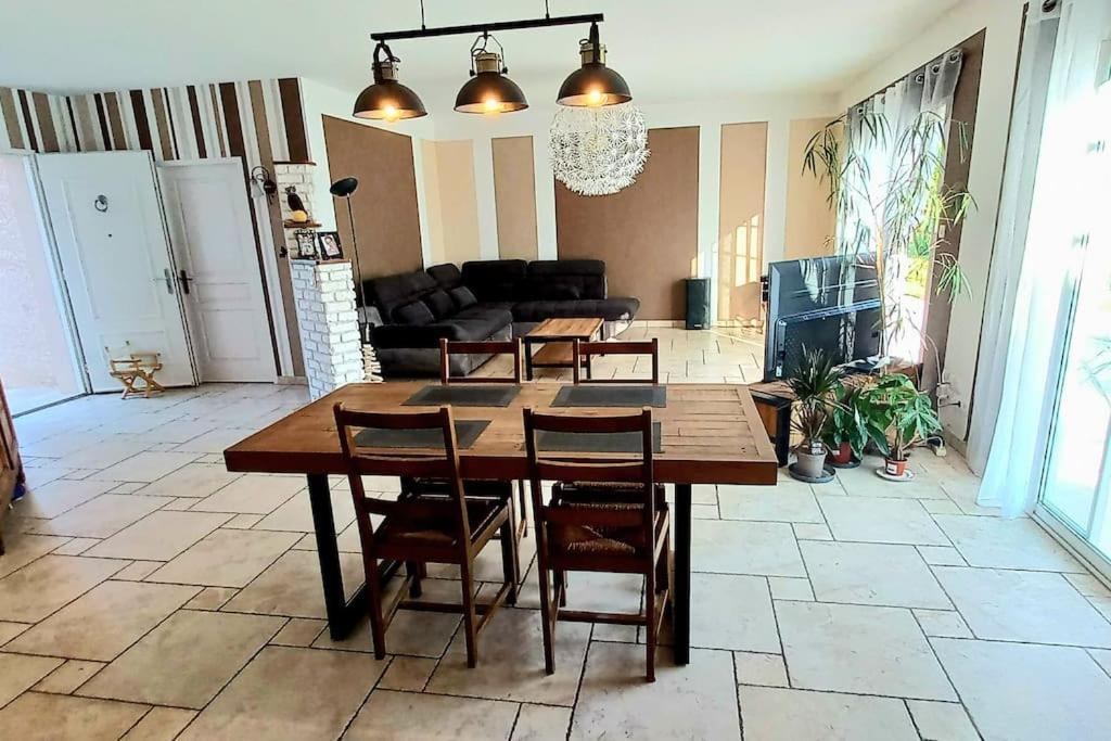 Villa 140 M² Hab. Avec Piscine كاسْتْرْ المظهر الخارجي الصورة